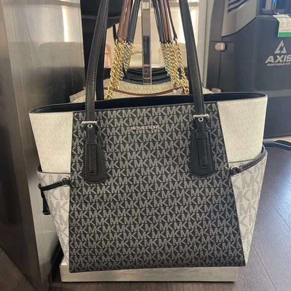 MICHAEL KORS Voyager Large Color-Block Metallic Signature Logo EW Tote Shoulder - Picture 6 of 16